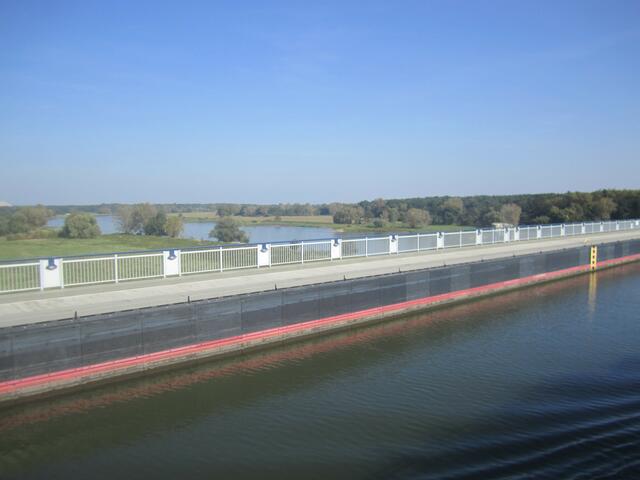 Auf der Kanalbrücke mit Blick auf die Elbe