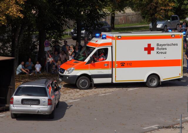 Tag der offenen Tür 2011 bei der Freiwilligen Feuerwehr Friedberg. Einducksvolle Demonstration eines Rettungseinsatzes