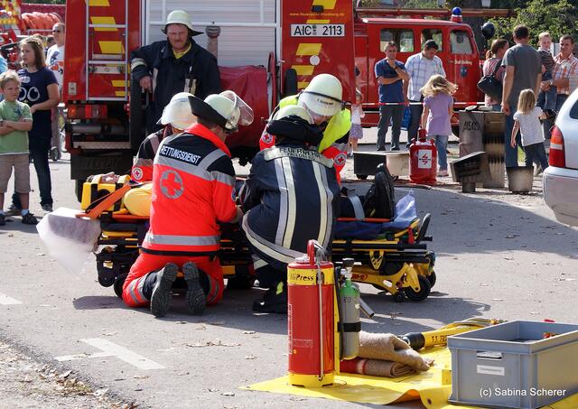 Tag der offenen Tür 2011 bei der Freiwilligen Feuerwehr Friedberg. Einducksvolle Demonstration eines Rettungseinsatzes