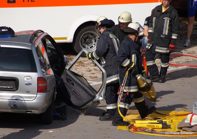 Tag der offenen Tür 2011 bei der Freiwilligen Feuerwehr Friedberg. Einducksvolle Demonstration eines Rettungseinsatzes