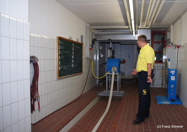 Tag der offenen Tür 2011 bei der Freiwilligen Feuerwehr Friedberg. Michael Geiger bei der Schlauchreinigungsanlage