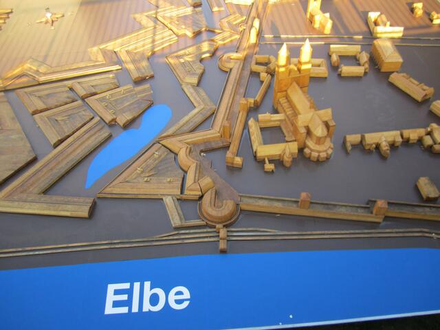Holzrelief des Doms mit den Wallanlagen