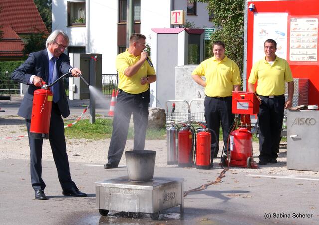 Tag der offenen Tür 2011 bei der Freiwilligen Feuerwehr Friedberg. Zeigte den professionellen Umgang mit dem Feuerlöscher: Friedbergs Bürgermeister Dr. Peter Bergmair