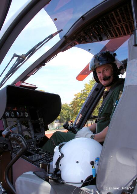 Tag der offenen Tür 2011 bei der Freiwilligen Feuerwehr Friedberg. Los geht 's zum nächsten Einsatz. Pilot Andreas Schaubarth wartet schon.