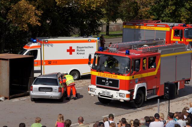 Tag der offenen Tür 2011 bei der Freiwilligen Feuerwehr Friedberg. Einducksvolle Demonstration eines Rettungseinsatzes