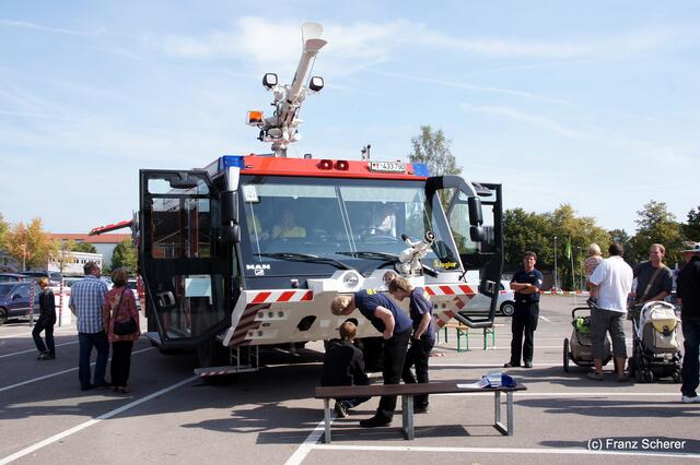 Tag der offenen Tür 2011 bei der Freiwilligen Feuerwehr Friedberg.  Die Fluhafenfeuerwehr Lechfeld-Obermeitingen kam mit einem Großeinsatzfahrzeug der Flughafenwehr vom JaBoG 32 als Gast zu Besuch