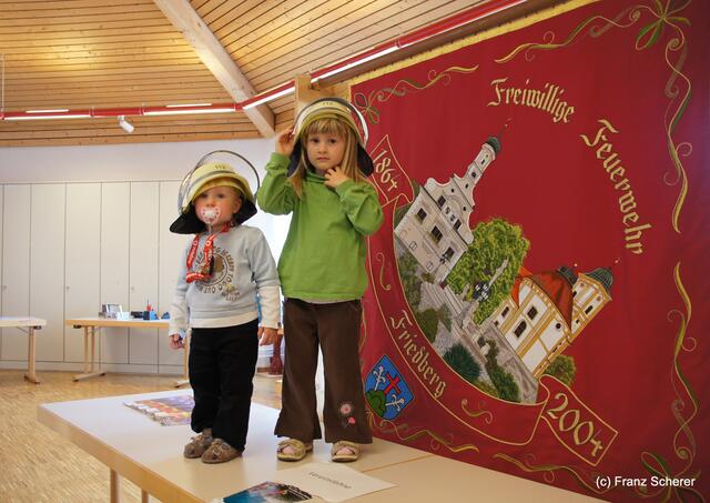 Tag der offenen Tür 2011 bei der Freiwilligen Feuerwehr Friedberg. Sofie und Sarah sind sind überzeugt: Wir werden mal Feuerwehrfrauen!