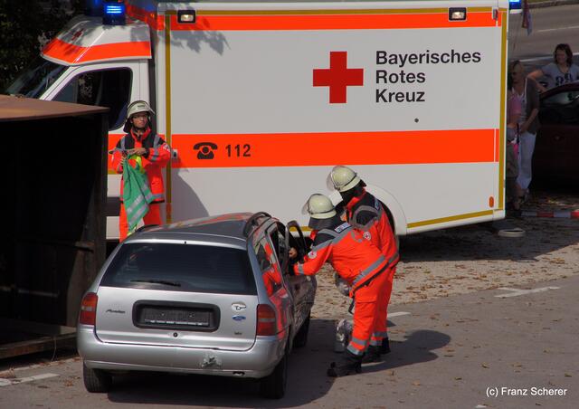 Tag der offenen Tür 2011 bei der Freiwilligen Feuerwehr Friedberg. Einducksvolle Demonstration eines Rettungseinsatzes