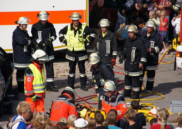 Tag der offenen Tür 2011 bei der Freiwilligen Feuerwehr Friedberg. Einducksvolle Demonstration eines Rettungseinsatzes