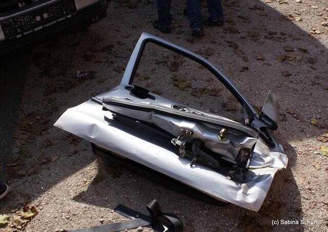 Tag der offenen Tür 2011 bei der Freiwilligen Feuerwehr Friedberg. Einducksvolle Demonstration eines Rettungseinsatzes