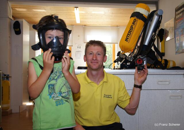 Tag der offenen Tür 2011 bei der Freiwilligen Feuerwehr Friedberg. Gruppenführer Claus Häußlein zeigt die Anwendung der Atemschutzmaske