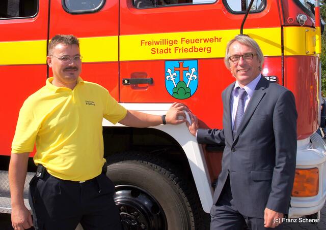 Tag der offenen Tür 2011 bei der Freiwilligen Feuerwehr Friedberg. 1. Kommandant Michael Geiger (links) und Hausherr Friedbergs Bürgermeister Dr. Peter Bergmair
