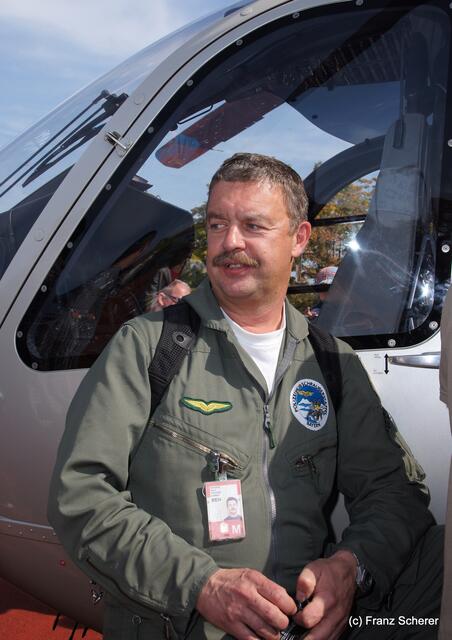 Tag der offenen Tür 2011 bei der Freiwilligen Feuerwehr Friedberg. Flugtechniker Ralf Meggle