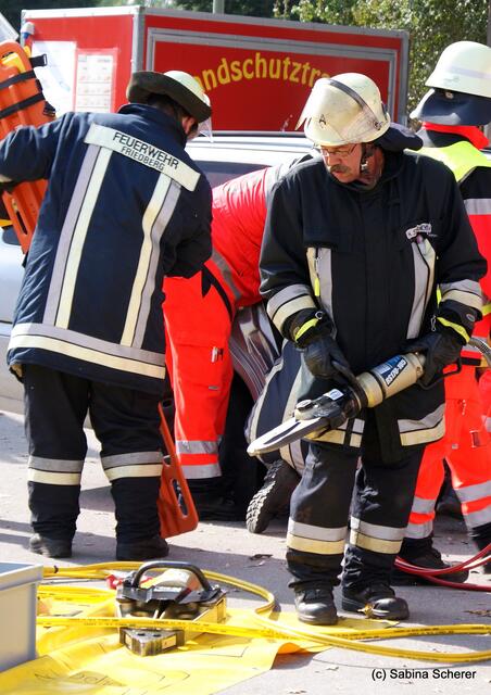 Tag der offenen Tür 2011 bei der Freiwilligen Feuerwehr Friedberg. Einducksvolle Demonstration eines Rettungseinsatzes