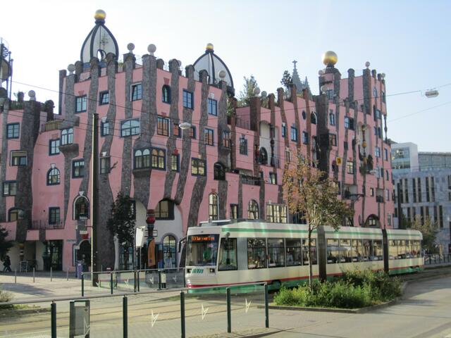 Das Hundertwasserhaus aus Richtung Straße