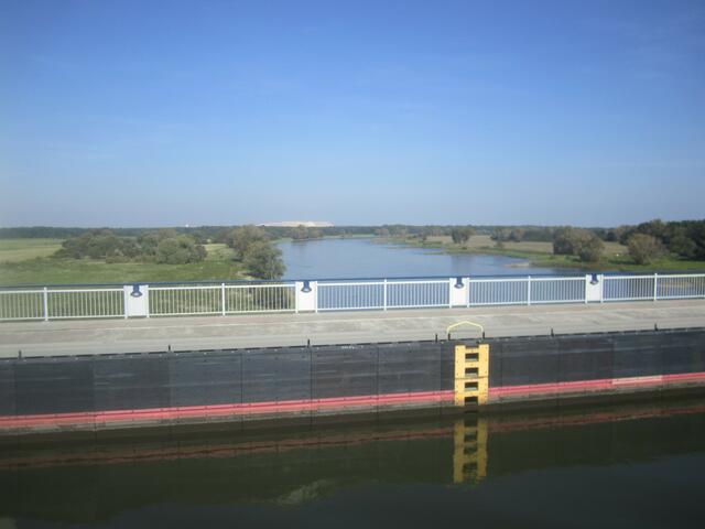 Oben auf dem Kanal und darunter die Elbe