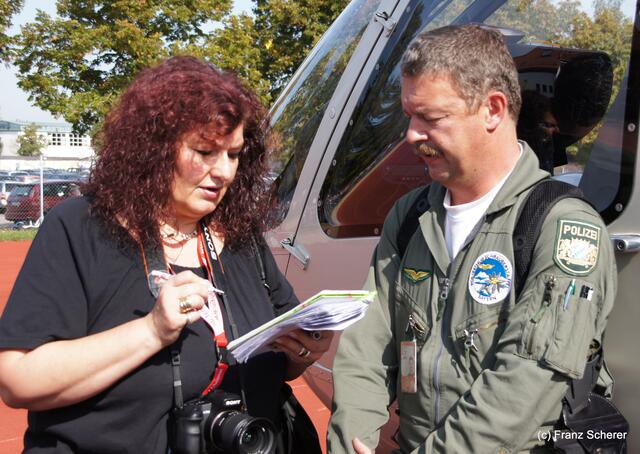 Tag der offenen Tür 2011 bei der Freiwilligen Feuerwehr Friedberg. myheimat-Bürgerreporterin Sabina Scherer spricht mit Flugtechniker Ralf Meggle