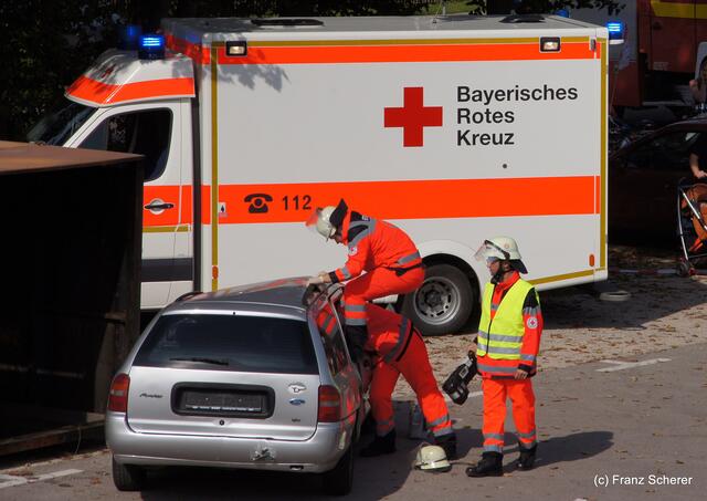 Tag der offenen Tür 2011 bei der Freiwilligen Feuerwehr Friedberg. Einducksvolle Demonstration eines Rettungseinsatzes