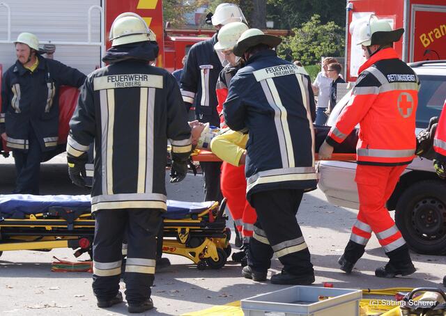 Tag der offenen Tür 2011 bei der Freiwilligen Feuerwehr Friedberg. Einducksvolle Demonstration eines Rettungseinsatzes
