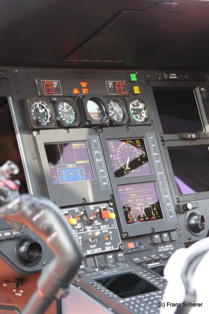 Tag der offenen Tür 2011 bei der Freiwilligen Feuerwehr Friedberg. Die Instrumententafel des Helikopters
