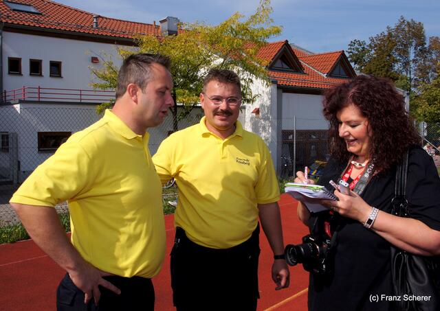 Tag der offenen Tür 2011 bei der Freiwilligen Feuerwehr Friedberg. v.l.: Gruppenführer Michael Weiß und 1. Kommandant Michael Geiger im Gepräch mit myheimat-Bürgerreporterin Sabina Scherer