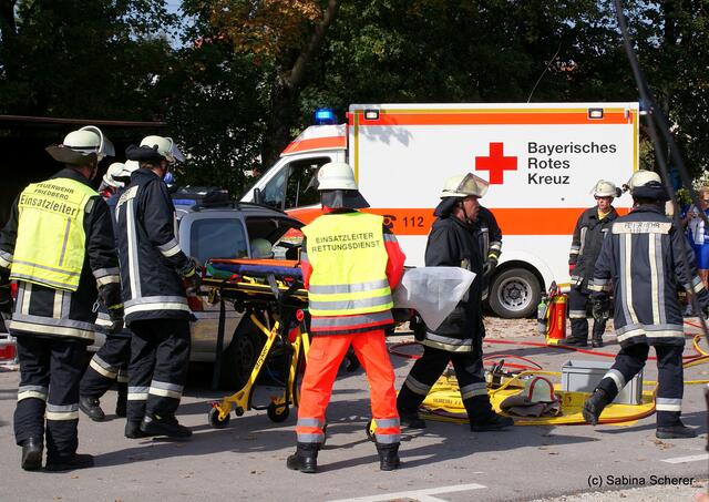 Tag der offenen Tür 2011 bei der Freiwilligen Feuerwehr Friedberg. Einducksvolle Demonstration eines Rettungseinsatzes