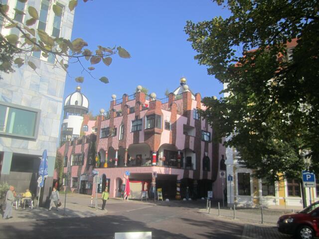 Das Hundertwasserhaus aus Richtung Domplatz
