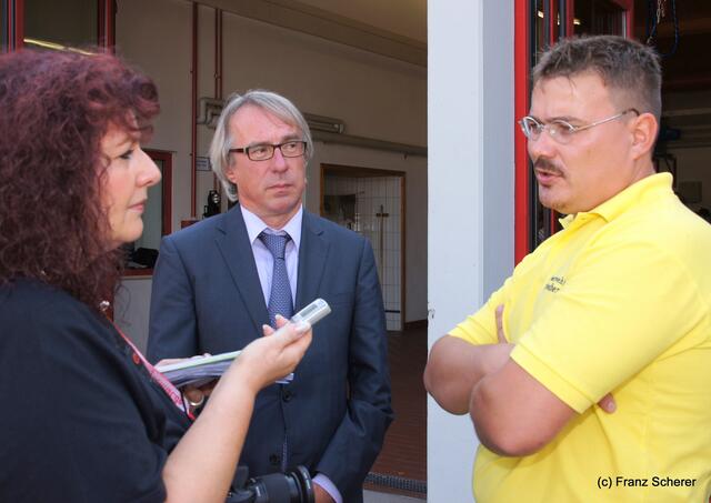 Tag der offenen Tür 2011 bei der Freiwilligen Feuerwehr Friedberg. v.r.: 1. Kommandant Michael Geiger, Friedbergs Bürgermeister Dr. Peter Bergmair im Gespräch mit myheimat-Bürgerreporterin Sabina Scherer