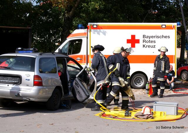 Tag der offenen Tür 2011 bei der Freiwilligen Feuerwehr Friedberg. Einducksvolle Demonstration eines Rettungseinsatzes