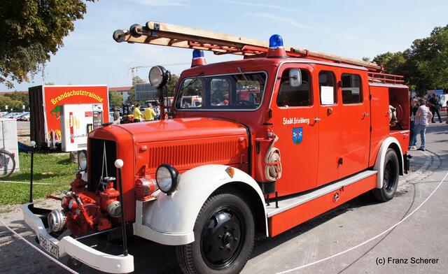 Tag der offenen Tür 2011 bei der Freiwilligen Feuerwehr Friedberg. Immer noch fahrtüchtig, aber nicht mehr im Einsatz ist der Oldtimer aus dem Jahr 1940