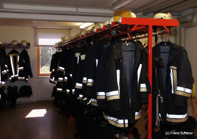 Tag der offenen Tür 2011 bei der Freiwilligen Feuerwehr Friedberg. Sechzig Ausrüstungen sind immer bereit zum für den EInsatz