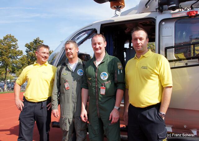 Tag der offenen Tür 2011 bei der Freiwilligen Feuerwehr Friedberg. v.l.: 1. Kommandant Michael Geiger, Flugtechniker Ralf Meggle, Pilot Andreas Schaubarth und Gruppenführer Michael Weiß