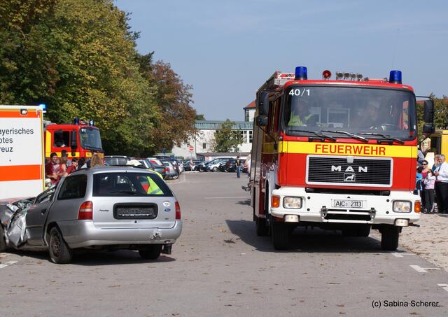 Tag der offenen Tür 2011 bei der Freiwilligen Feuerwehr Friedberg. Einducksvolle Demonstration eines Rettungseinsatzes