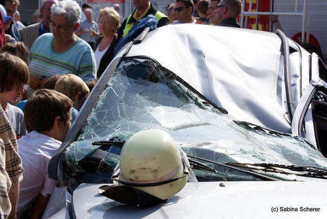 Tag der offenen Tür 2011 bei der Freiwilligen Feuerwehr Friedberg. Einducksvolle Demonstration eines Rettungseinsatzes