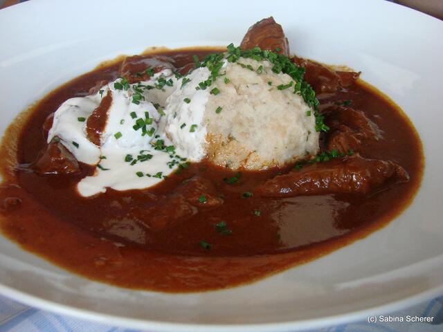 Sommerbilder 2011 - unterwegs in Deutschland. Impressionen vom Schliersee und seiner Umgebung. Kutschergulasch mit Semmelknödel. Wahnsinnig lecker - aber unbezwingbar!
