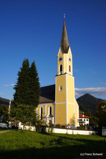 Sommerbilder 2011 - unterwegs in Deutschland. Impressionen vom Schliersee und seiner Umgebung. Die Schlierseer Pfarrkirche St. Sixtus in der Abendsonne