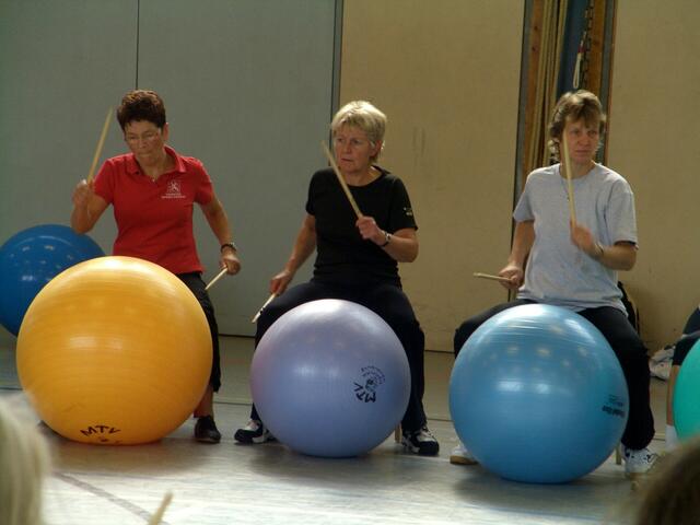 Koordinations- und Gehirntraining mit dem Fit-Ball