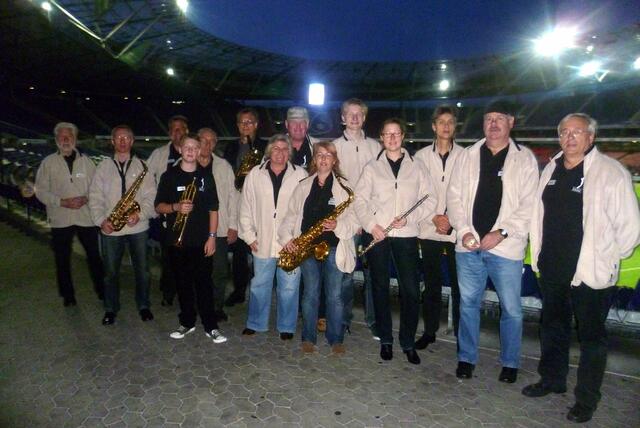 Teil des Orchester Berggarten beim Ausflug in die AWD-Arena