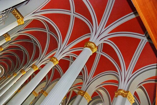 Der Säulensaal ist der schönste Saal im Rathaus; er ist 9 m hoch und drei Reihen Säulen tragen das Kreuzgewölbe.
