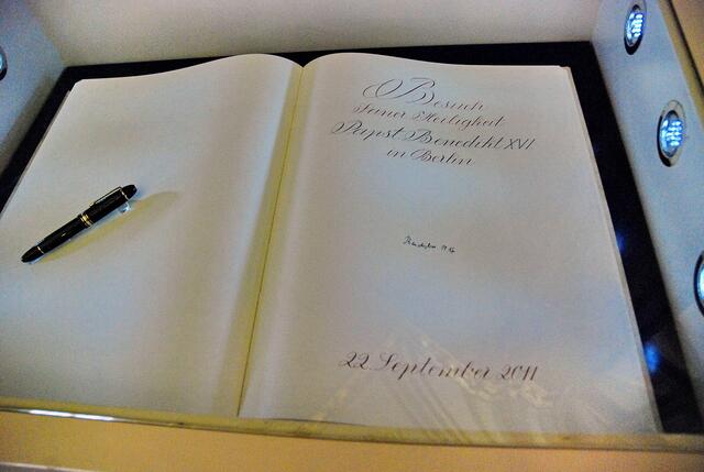 Das Goldene Buch der Stadt Berlin mit der Signatur Papst Benedikt XVI