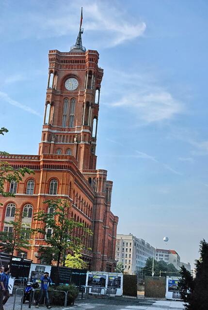 Berliner Rathaus, das Rote Rathaus, weil es aus rotem Backstein zwischen 1861 und 1869 erbaut wurde.