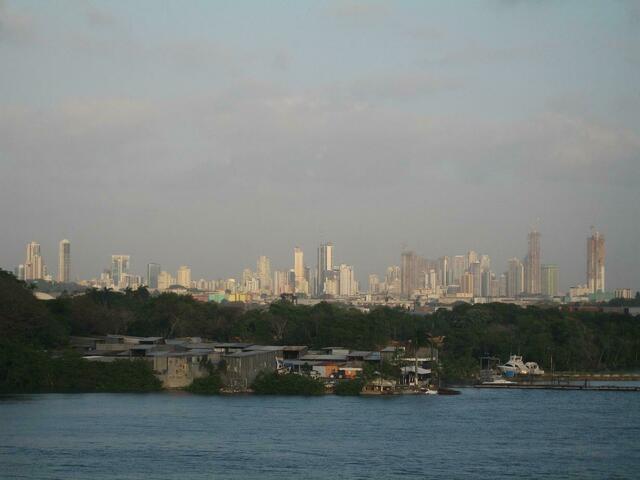 Blick über den Damm auf Panama-City im ersten Licht