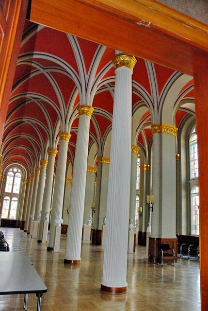 Der Säulensaal war einst die Magistratsbibliothek; er wurde im Krieg zestört und danach vereinfacht wieder aufgebaut.