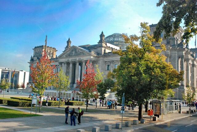 Als wir am Montag mit dem 100er Bus am Reichstag vorbeifuhren, sahen wir noch die Spuren der Organsation.