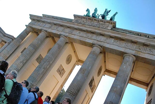 Nein, ich habe das Brandenburger Tor nicht umgeworfen; die vielen Menschen haben einfach geschubst ...