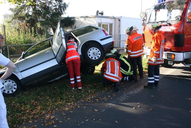 Die Notärztin betreut den Fahrer während die Feuerwehr die Bergung des vorbereitet