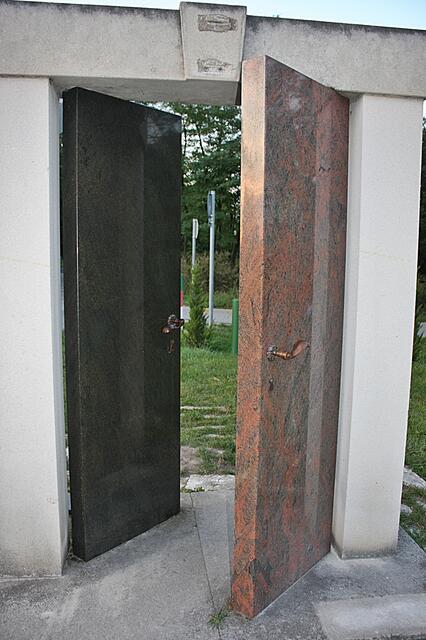 Symbolische Darstellung der nach Ost und West geöffneten Türen