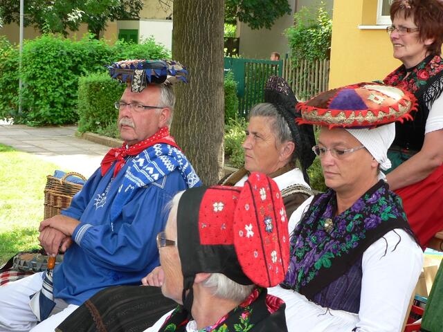 Mann / Frau trägt wieder hut