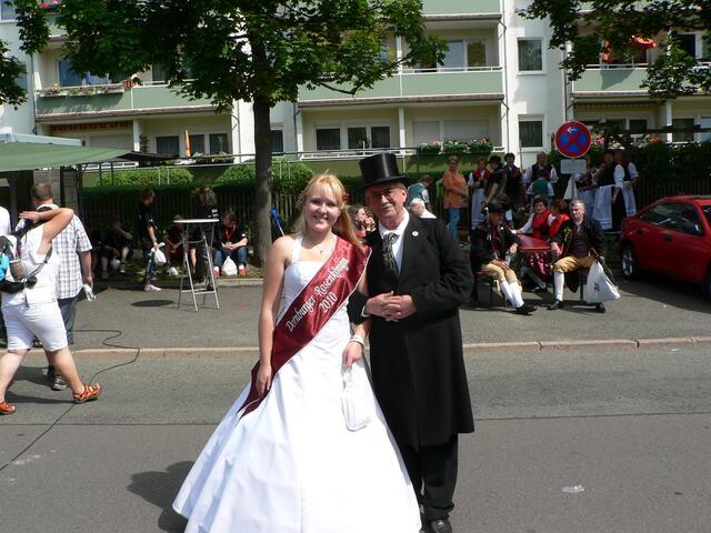 Die Rosenkönigin schmückt sich gerne mit dem Gildefotografen