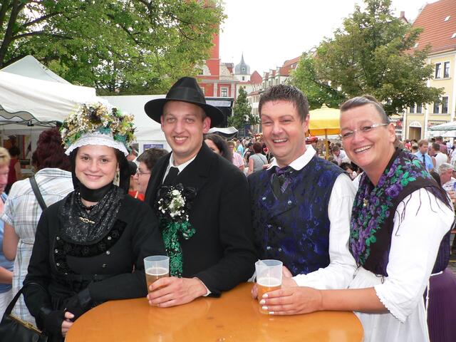 Das Hochzeitspaar mit Gefolge